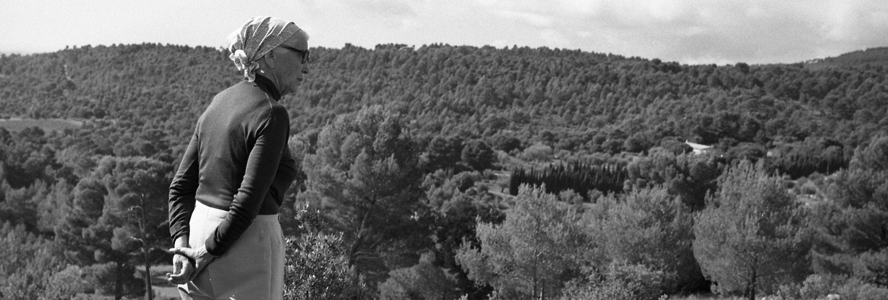 Mme Anne Gruner Schlumberger observant les Treilles